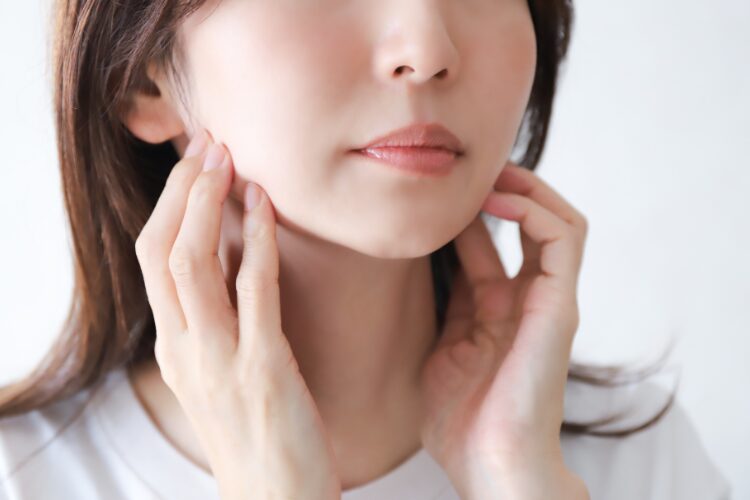 顔のむくみが気になる女性イメージ